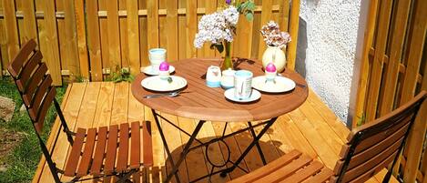 Frühstück auf gemütliche Terrasse in der Morgensonne unter Vogelgezwitzer