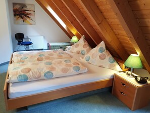 Schlafzimmer mit Doppelbett