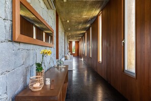 hallway to en-suite bedrooms
