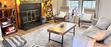 Living room w/ fireplace, Smart TV, retro bluetooth radio, and fun family games