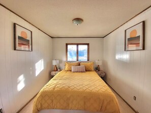Main Floor Bedroom - Queen Bed