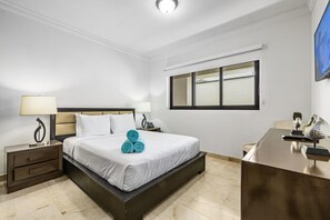 A bedroom with queen-size bed for 2 people.