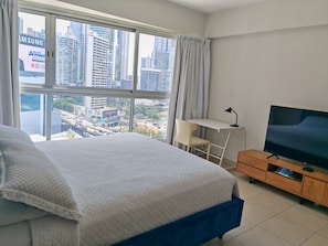 Master Bedroom (King bed)
