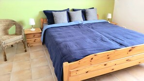 Schlafzimmer mit Echtholzmöbeln