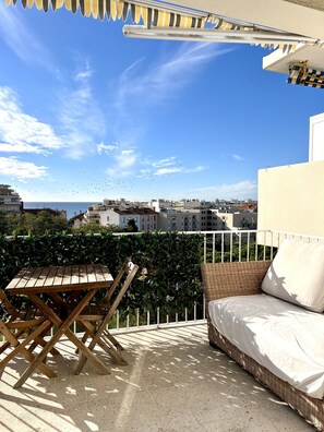 Balcon principal, dans séjour, donnant sur la mer, soleil du matin au soir