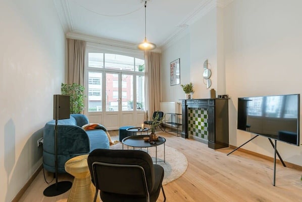 Modern and spacious livingroom with TV