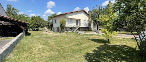 Vue de la maison depuis la rue 