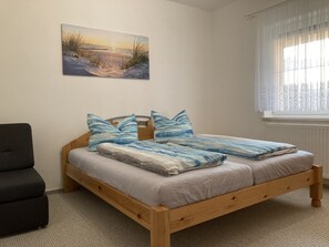 Schlafzimmer mit Doppelbett und
Beistellbett, auch Kinderbett möglich