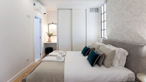 Lovely bedroom with AC unit and en-suite bathroom. AC included! #comfort