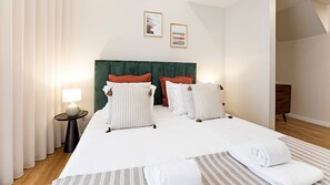 Room "Douro" comes with an en-suite bathroom, balcony with a view into the main street, central heating, fan and a high quality mattress for a restful sleep. #lovelystay #comfort