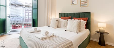 Room "Douro" comes with an en-suite bathroom, balcony with a view into the main street, central heating, fan and a high quality mattress for a restful sleep. #lovelystay #comfort
