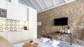 There's a TV with cable channels and fast wi-fi! #wifi #amenities