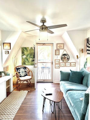 Coastal vibe--ready for you to relax and enjoy! Queen Sofa-Sleeper, Bedding provided (Aqua sofa replaced with Beige Lazy Boy sleeper sofa).