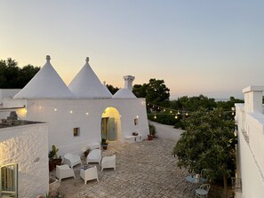 Die einladende Piazza mit Blick zum Meer