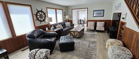 Prepare to relax in this spacious living room, play games or enjoy 65" Smart TV