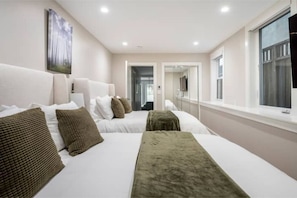 Large bedroom w 2 new queen beds/premium bedding, 65" smart TV & built-in closet