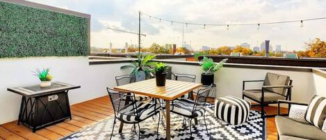 Luxury awaits! Rooftop deck with sunset views. High-end decor, downtown & Pearl District panorama. Unforgettable!