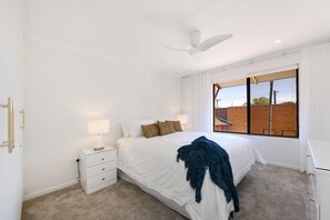 Main Bedfroom - 1 Queen bed