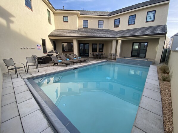 Pool/spa eating area, bbq grill