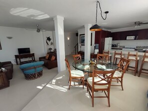 Sitting room and dining area. 