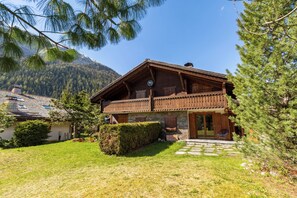 Villages des Oursons right side view Chalet B