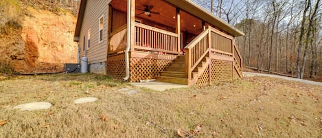 Waverly Vacation Rental | 2BR | 1BA | Stairs Required | 1,000 Sq Ft
