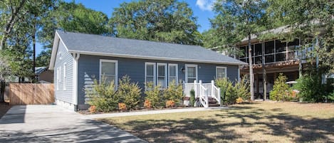 Captain's Cottage: Sleeps 12 (4 Bedrooms); Fenced-In Backyard; Dog Friendly; Kid-Friendly: Toys, 2 Pack 'N Plays, Family Board Games/Puzzles.