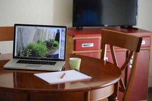 vous avez accès à internet wifi, box individuelle.