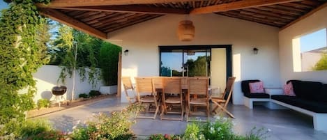 une maison accueillante, avec une grande terrasse couverte, spacieuse et fleurie