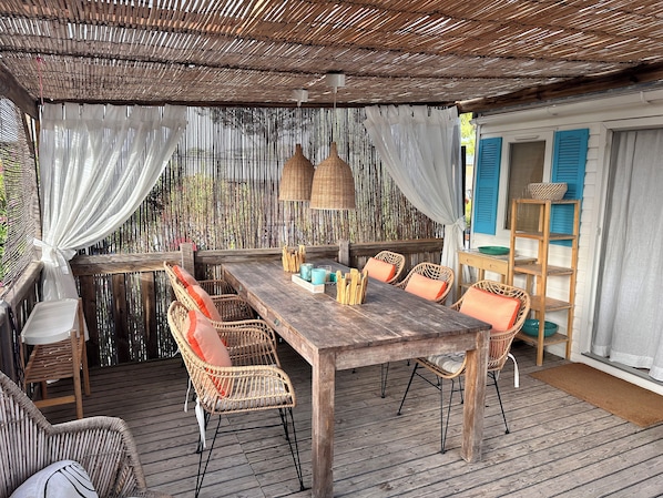 Outdoor dining
