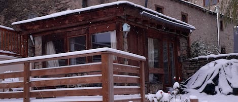 le gîte en hiver avec sa terrasse et son jardin cloturé