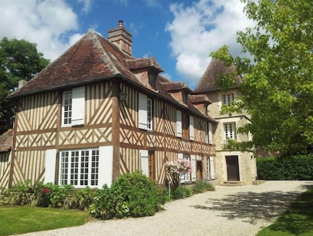 Manoir des Ullis avec sa tour