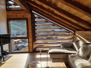 Reconstruction du chalet à l'identique de l'ancienne grange centenaire. 