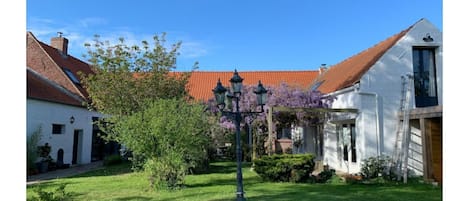 Vue da la ferme rénovée du jardin