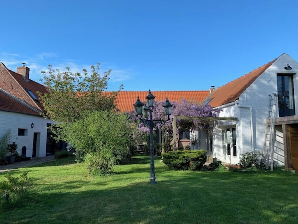Vue da la ferme rénovée du jardin