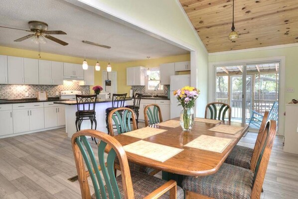 Open floor plan kitchen and dining area