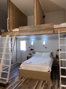 Chambre 4 avec 3 lits en étages et 1 lits doubles (4 personnes)