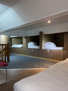 Chambre 3 avec 4 lits simples et deux lits doubles (8 personnes)