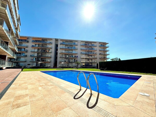 Community swimming pool (1)