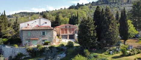 The property consists of a stone house and a barn, 4 apartments in total.