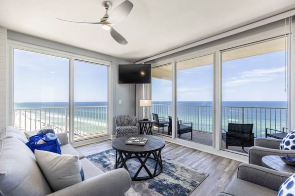 Livingroom with stunning views