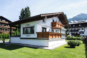 Haus Erika mit Garten - Rückseite 
Sommer