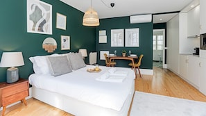 Ample common area, modernly decorated with details that give a cozy yet charming feeling, with a comfortable double bed and a dining table for two #bright #lovely