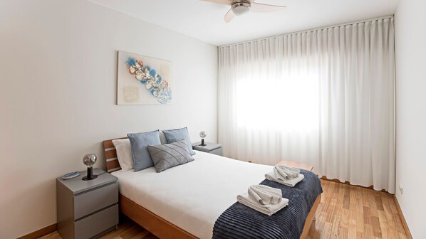 Lovely bedroom with charming decoration to rest and enjoy a good night's sleep #sweet #relax #lovelystay #airbnbporto