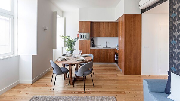 A space to have a breakfast, lunch or dinner and enjoy the view to street. A lot of natural light that comes through the large windows that also refresh the flat.