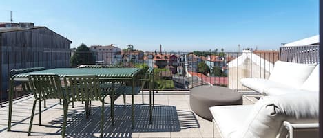 Stunning balcony with lots of seating furniture to enjoy your meals on a lovely summer day or a drink on a warm summer evening #wonderful #lovelystay #airbnbporto