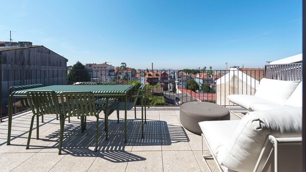 Stunning balcony with lots of seating furniture to enjoy your meals on a lovely summer day or a drink on a warm summer evening #wonderful #lovelystay #airbnbporto