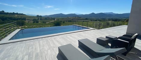 Piscine à débordement avec vue panoramique sur le Mont Ventoux, les pré-Alpes...