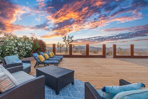 Joshua Tree sunset skies and comfortable space to lounge and stargaze at night