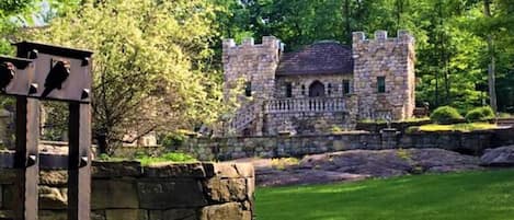 'The Castle Cottage'... an adorable mini-CASTLE overlooking Lake George!